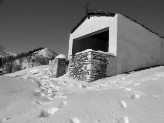 Cappella di San Bernardo e dietro il tratto di discesa dal Bric La Costa