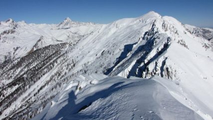 panorami dalla cima : la Punta Cairi (in primo piano) e Monviso (a sinistra) (27-12-2009)