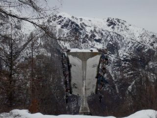 vecchio pilone della bidonvia sullo sfondo punta busiera e roc dlè teste