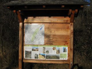 La bacheca della Riserva Naturale dei Monti Pelati e Torre Cives, posto alla partenza del sentiero