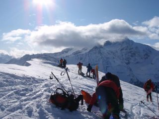 La punta con scialp indaffarati a coprirsi