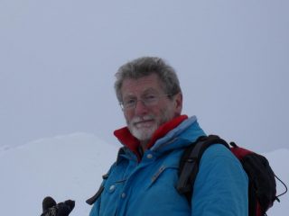 appena sotto la punta