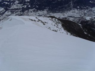 la cresta di salita con panorama sulla valle