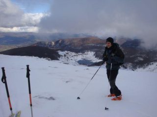 in vetta (sul fondo:Lago Vivo)