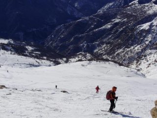 L'invitante vallone di discesa in direzione cucchiales