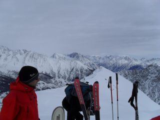 panorama e cielo velato da nuvole alte