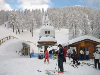 Monesi, partenza della seggiovia, il tempo è visibilmente migliorato e ci prepariamo per risalire.