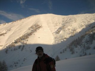 Stefano posa al cospetto delle cima Garlenda, ricca di itinerari e idonea per alcune linee di discesa ripide.