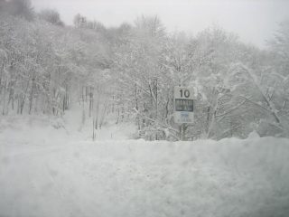 La strada per Monesi dopo S. Bernardo di Mendatica.