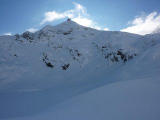 Il versante e il canalino sul lago