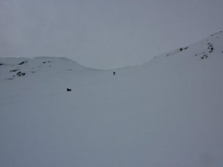 discesa dal colle carico di cornici e neve