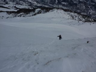 salita sci in spalla sul ripido finale a dx della direttrice