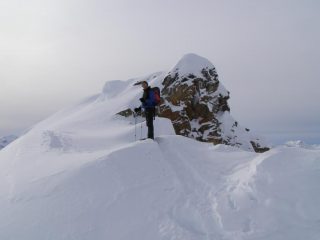 Ora la dorsale è più stretta e sinuosa