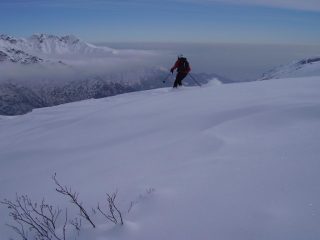 Sciatore anonimo in discesa