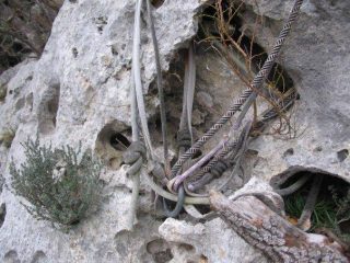...una caratteristica clessidra con cordini e anello di calata