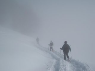 .......e noi scendiamo nella nebbia