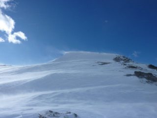 La vetta del Sangiatto sferzata dal vento con un enorme cornice