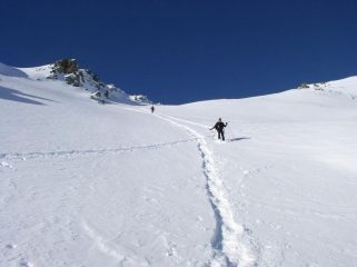 scendendo dai ripidi pendii superiori