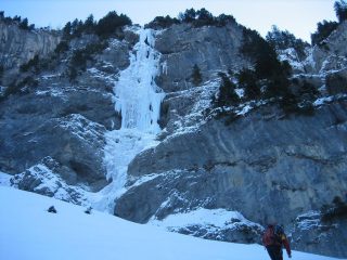 La cascata dal sentiero
