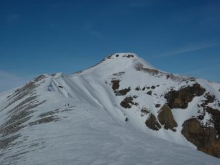 sbucati dal colle ..vista verso la cima