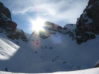 a sx della cima, il colle del cros. A dx il canalino