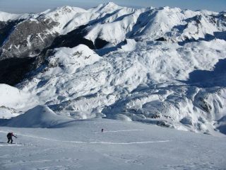 risalita del pendio finale.   Sullo sfondo il mondolè