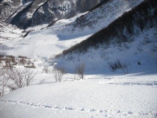 il pendio diventa un bel canalino, sotto il pianoro con i Gias