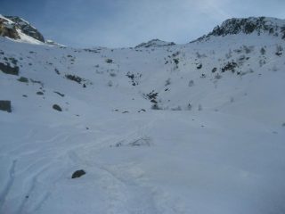 in salita, con la vetta al centro della foto