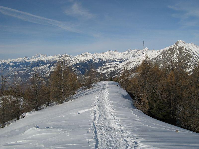 Traccia verso il col di Joux, a sx in fondo il Bianco, a dx il monte Zerbion 