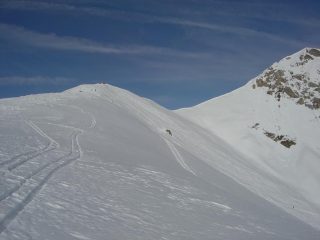 Il costone con neve ventata