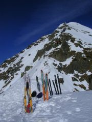 Il deposito e la pedonale per la cima