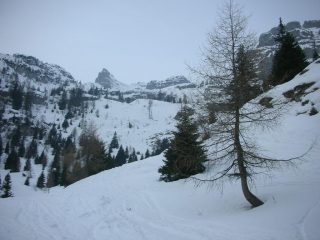salendo verso la Busa dei Lasteri. A  sx l'anticima del Croz dell'Altissimo