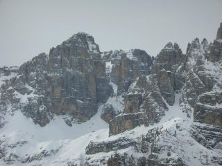 Balcone sulla storia dell'alpinismo: Branta Alta, Campanile Basso (che si confonde su Cima Tosa), Sfulmini e un pezzo della Torre di Brenta