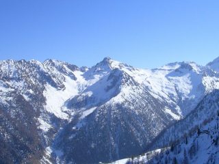 In centro il Mone Vallocci visto dal Dosso Tacher