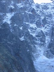sulla fil a plomb si notano alpinisti sul tiro chiave