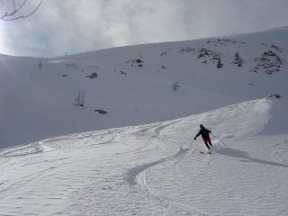 Primi pendii sotto il costone che porta in cima