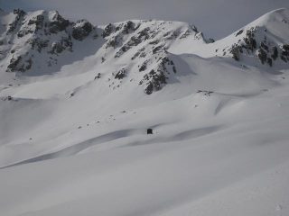 il piccolo bivacco Cavarero in un mare di neve