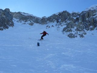 Sborderzena in slalom tra le sue ciaspole!