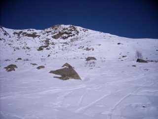 dietro l'alpe pinalba, il pendio a dx di salita e poi lungo il profilo, a sx la punta