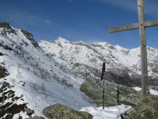 La croce in legno, con sfondo il Monte Colombo