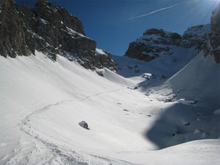 L'incassato canale a dx della cima