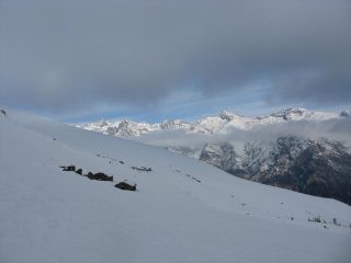 Il Gran Paradiso fa capolino nelle nebbie