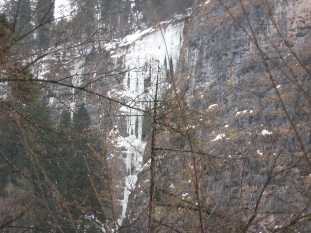 Cascata Frate Indovino vista frontalemnte dal sentiero