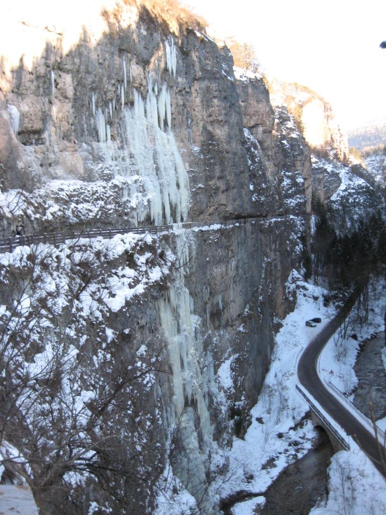 L'intera cascata ripresa dal sentiero.