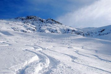 in discesa con la cima che sovrasta