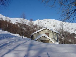 La Cà Bianca, sullo sfondo Costa Sourela