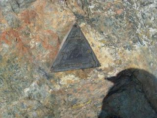 La targhetta in vetta al Roc delle Teste