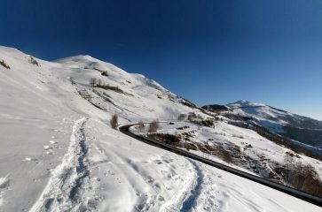 Partenza dalla sella del Cucco, con Bielmonte come sfondo