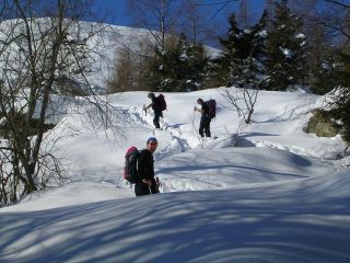 Traccia di salita nella tanta neve