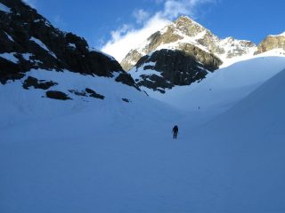 salendo nel pendio-canale che porta al Colle di Chavacour (17-5-2009)